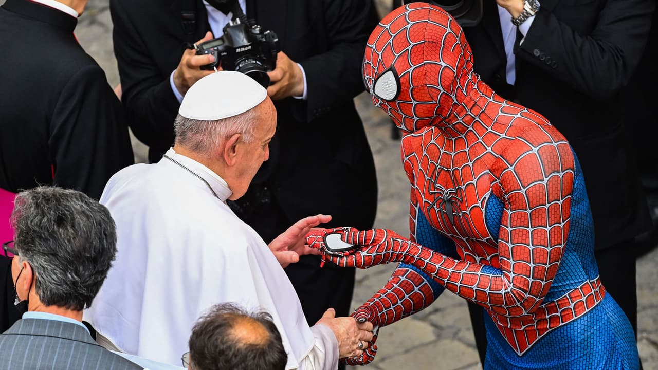 El video viral del Papa Francisco saludando a Spiderman en el Vaticano