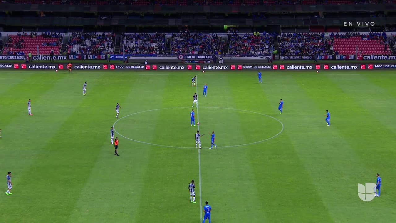 Arranca el partido y la pelota está en juego.