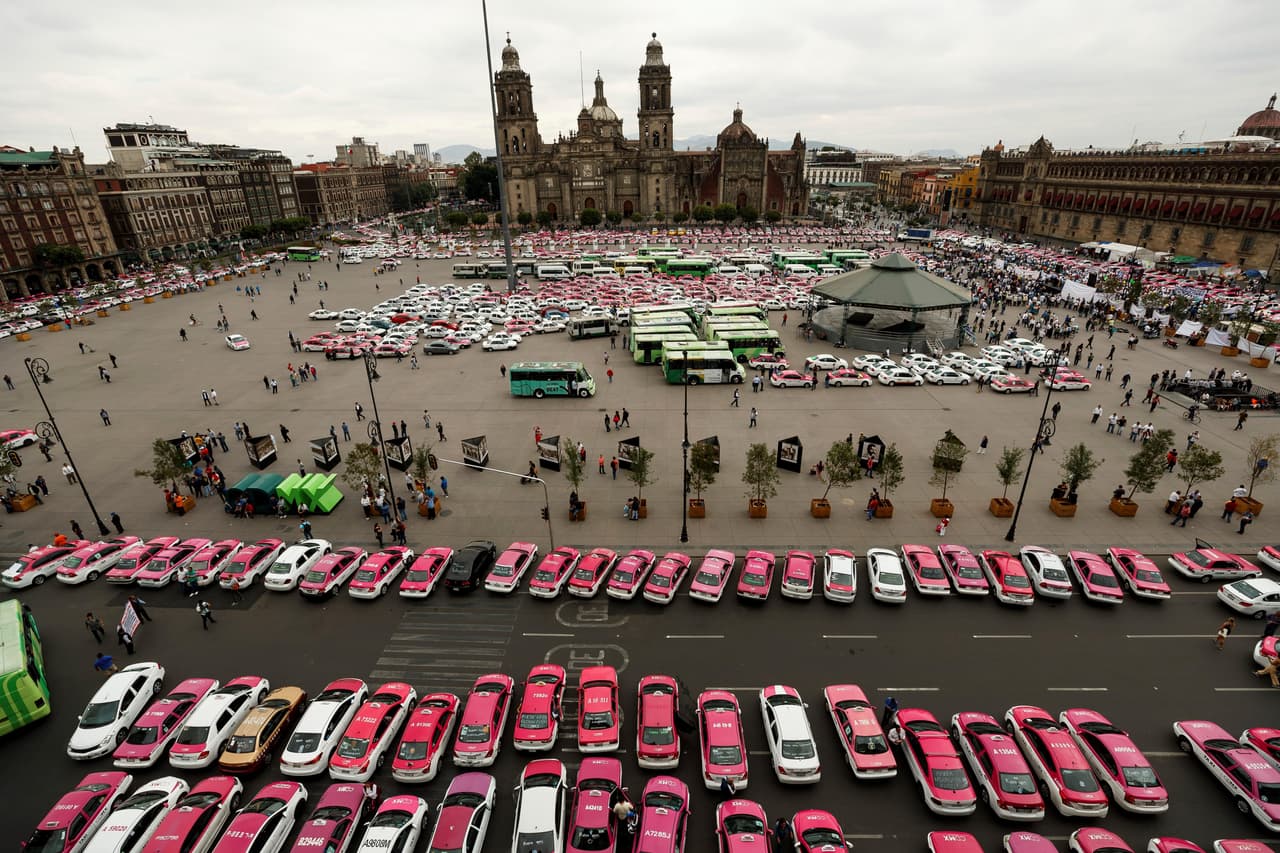 Sin embargo, con el paso de las horas, los bloqueos se fueron despejando, sobre todo tras el anuncio de una reunión para este lunes entre una delegación del Movimiento Nacional Taxista -convocante de las protestas- y representantes de la Secretaría de Gobernación.