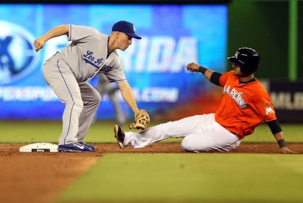 El pitcher de los Miami Marlins, José Fernández, se robó el show durante el esperado juego contra los muy calientes Los Angeles Dodgers, al dejar al jardinero Yasiel Puig 0-3 con un ponche y venciendo a los indomables Dodgers 6-2. Puig tuvo un fin de semana alegre, compartiendo con Lebron James y se paseó por el estadio de los Marlins ante 27,127 fanáticos, el tercer número mayor de asistentes en la temporada, pero terminó 0-5 con dos ponches. Fernández y Puig, ambos cubanos desertores, ambos novatos, en equipos distintos, podrían estar disputando el título del Novato del Año de las Grandes Ligas. Entra y Vota aquí por el mejor de los dos.