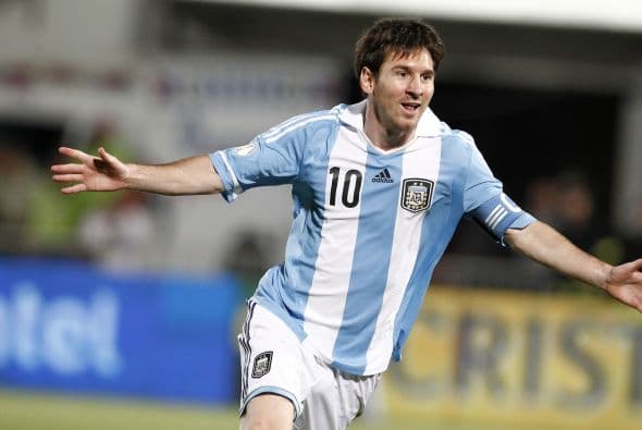 Con los títulos conseguidos en el 2015 Messi se convirtió en el jugador argentino con más títulos en su carrera acumulando 26 de ellos apenas a sus 28 años de edad.