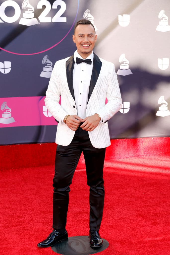 <b>Luis Sandoval</b>, colaborador de Despiérta América, posó con un tuxedo bicolor.