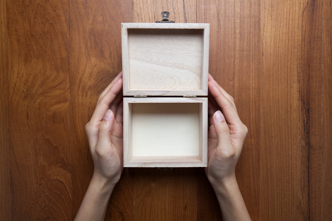 Primero consíguete una pequeña caja de madera en donde podamos meter varias hierbas especiales.