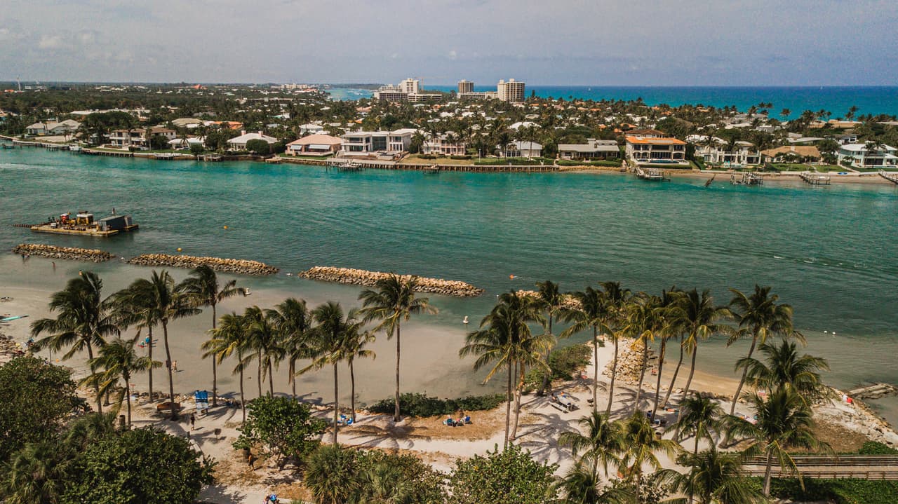 <h3 class="cms-H3-H3">6. Bear's Club | Jupiter, Florida</h3>
<br>
<br>Nuevamente, otro vecindario de Florida con algunas de las casas más costosas del país. Ubicado más al norte, en el condado de Palm Beach, Jupiter alberga Bear's Club, donde los precios de las casas subieron 65% entre diciembre del 2019 y diciembre del 2022, a un promedio de $9.9 millones, rozando el umbral de los $10 millones.