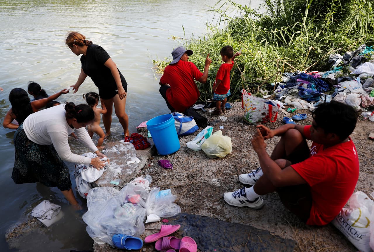 Un grupo de migrantes lava su ropa en el Río Bravo, cerca de un campamento en Matamoros, México, donde esperan la resolución de sus casos de asilo en EEUU. Esta imagen fue tomada el 13 de septiembre del 2019.