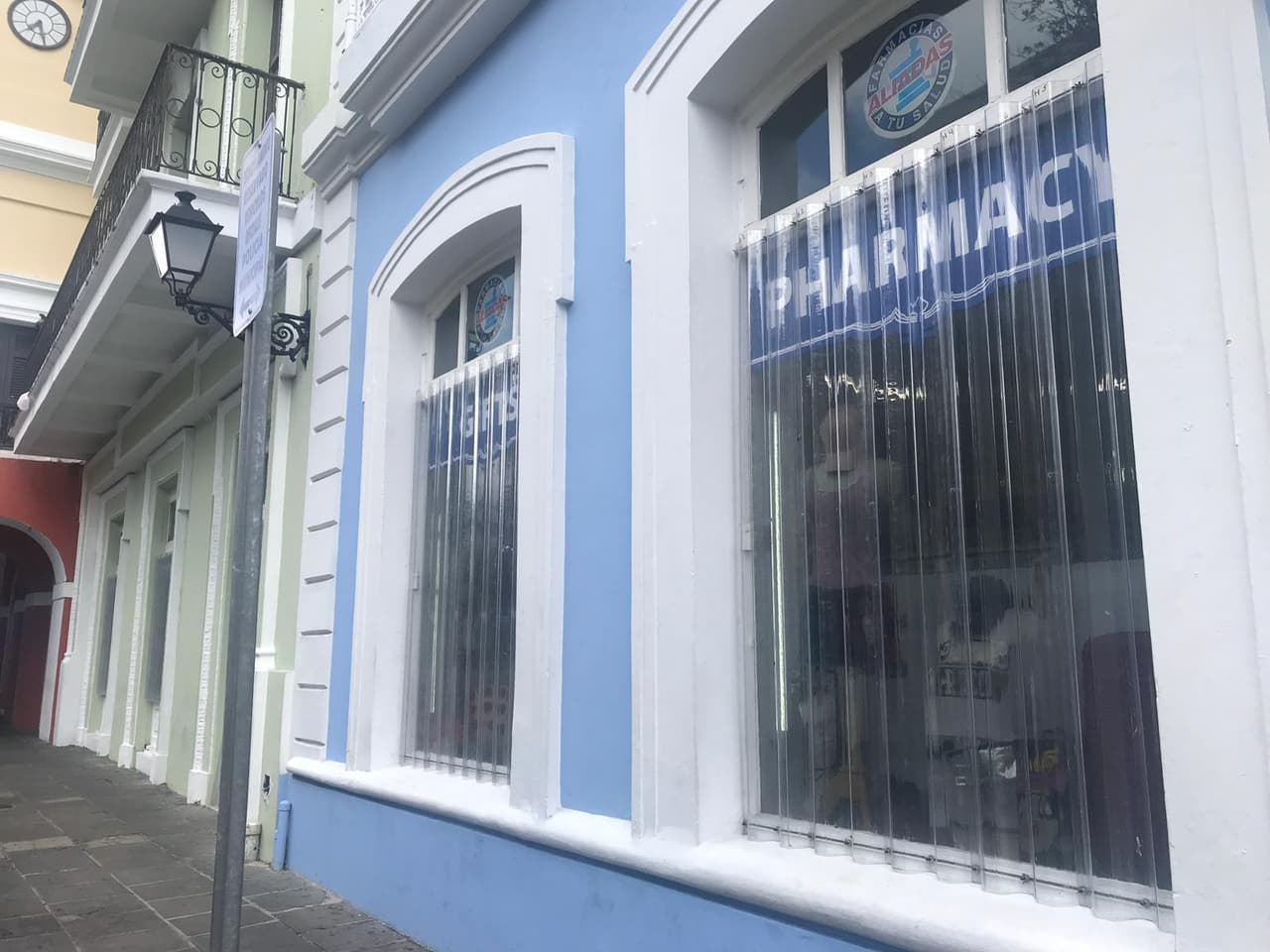 Una farmacia en el viejo San Juan cerrada por las protestas