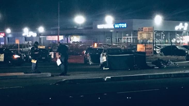 Choque entre una motocicleta y un auto deja una persona muerta y una hospitalizada