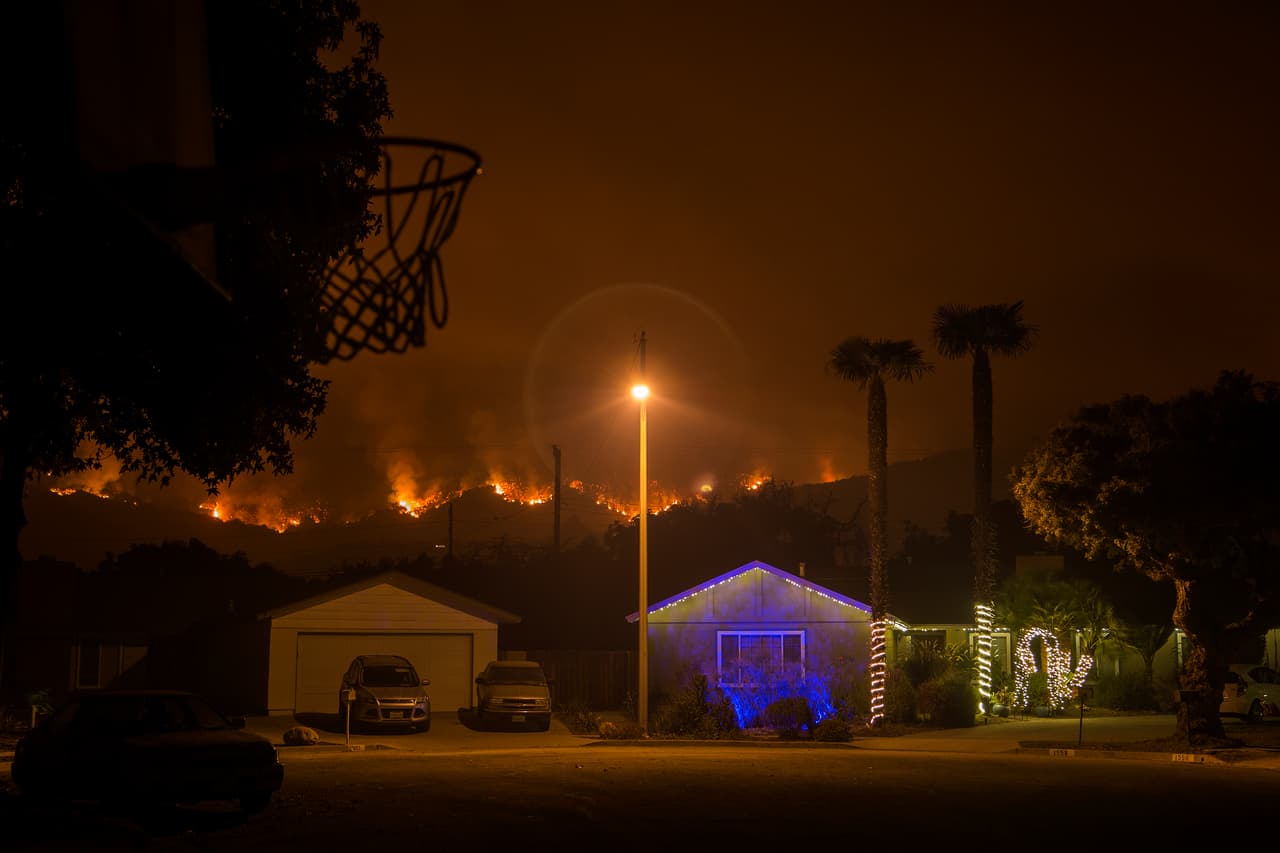 El incendio Thomas es el incendio que permanece activo y creciendo casi sin control a una semana de haberse iniciado una racha de fuegos destructores en el sur de California.