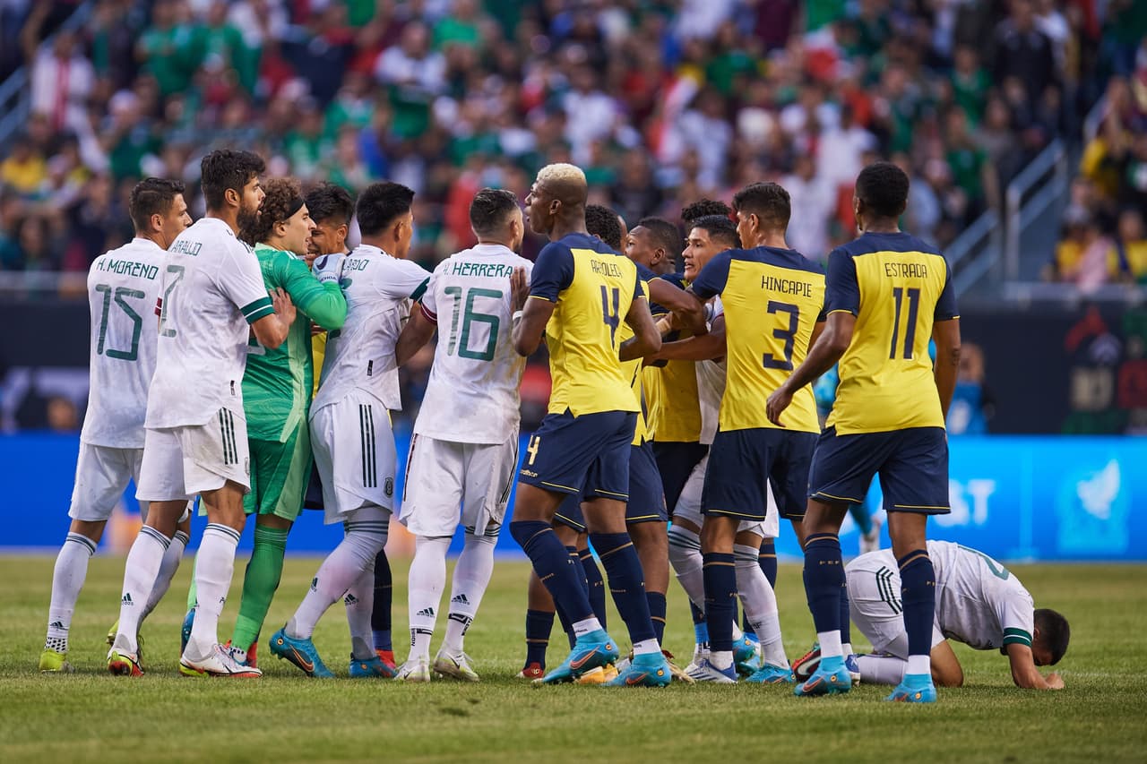 Hubo un conato de bronca por una fuerte falta sobre Luis Chávez.