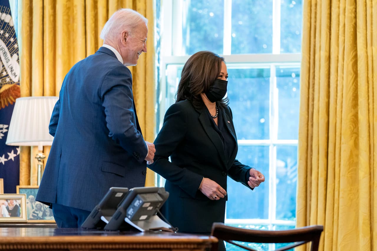 <b>Se convierte en ley el masivo paquete de estímulo: “La ayuda está en camino”</b>.
<br>
<br>Junto a la vicepresidenta Kamala Harris, Biden firmó el 11 de marzo el paquete de estímulo económico de 1.9 billones de dólares que fue aprobado en el Corgreso. La iniciativa incluyó 
<a href="https://www.univision.com/noticias/politica/biden-firma-paquete-estimulo-cheques-de-ayuda-1400-marzo-2021"><u>cheques de 1,400 dólares para millones de personas</u></a>.
<br>