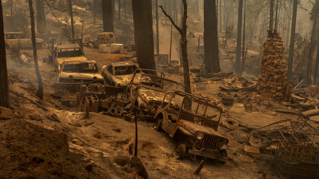 Nunca intentes cruzar el fuego en tu carro. Además de que esto podría provocar que el vehículo sufra daños graves o se incendie, tampoco sabes qué hay al otro lado del fuego.
<br>
<br>
<b>En imagen: </b>autos detruidos por un incendio forestal en la localidad de Shaver Lake, California.
