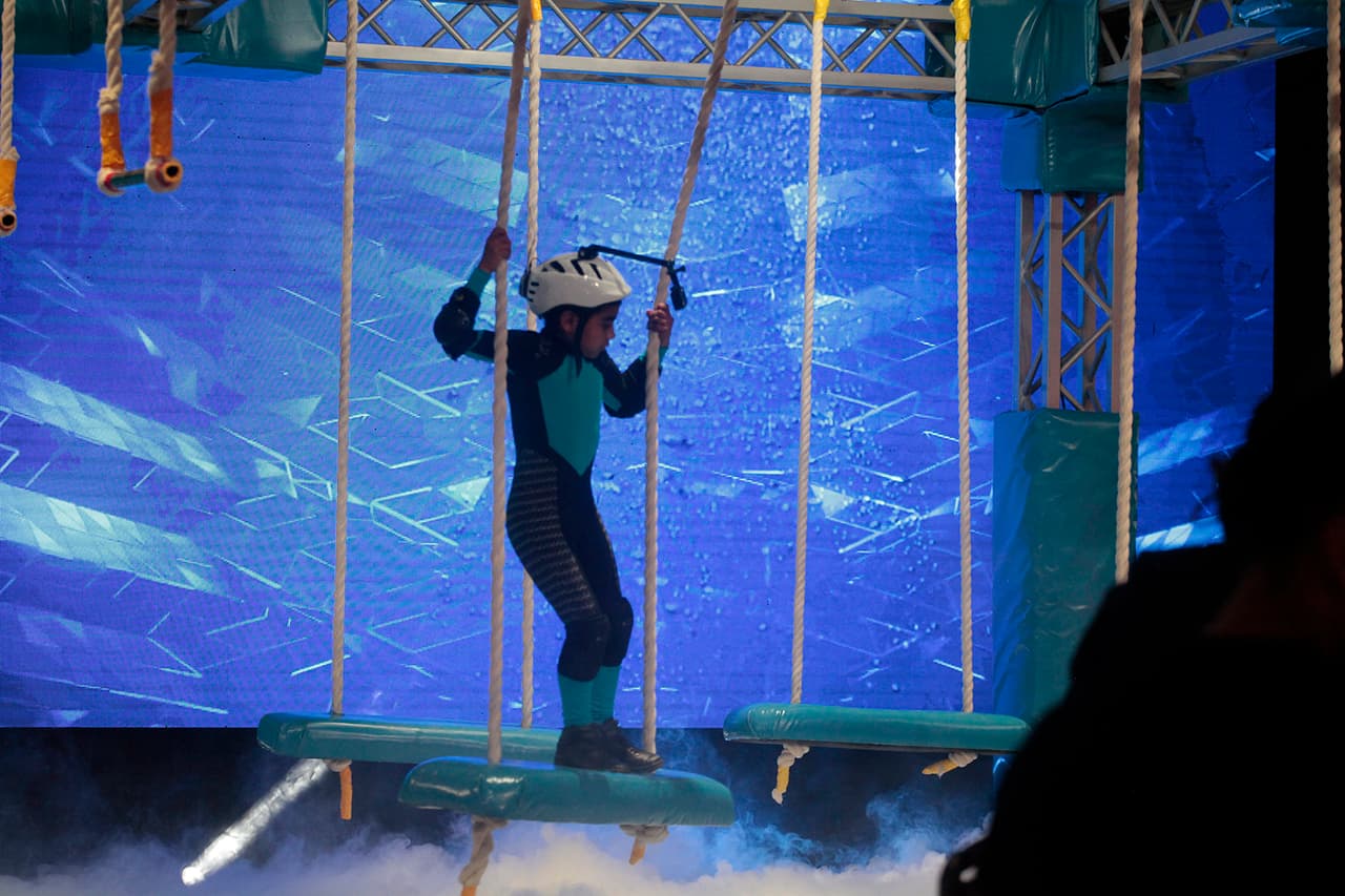 El boxeador 
<b><a href="https://www.univision.com/shows/pequenos-gigantes/josue-el-pequeno-gigante-que-quiere-ser-soldado-cuando-sea-grande-video">Josúe Basilio (10 años),</a></b> atleta de ‘Sarilú y sus bombas’, también subió a la pista del Quinto Elementito. A pesar de su esfuerzo no pudo superar el tiempo de sus compañeras.