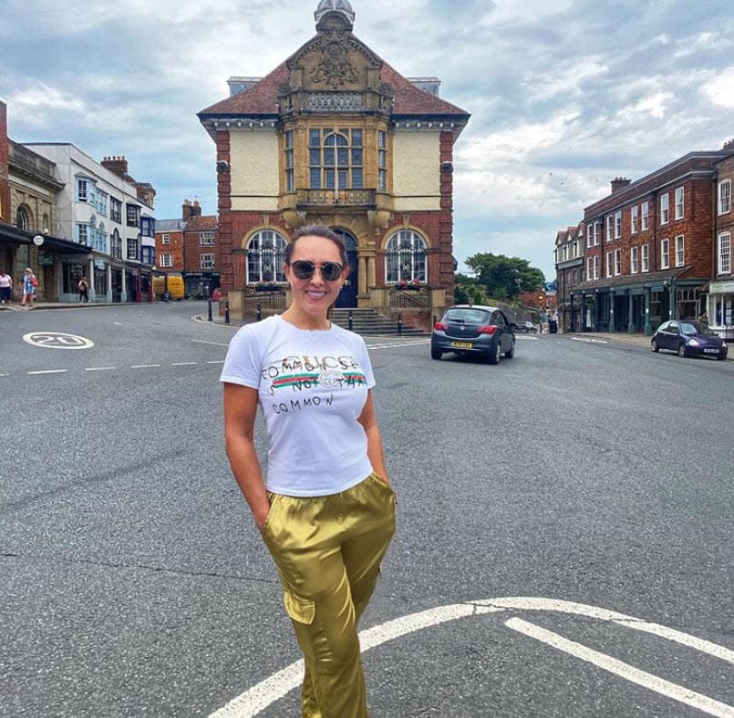 El viernes 31 de julio, Tanya Charry compartió
<b><a href="https://www.instagram.com/p/CDUY2ZpJIc5/" target="_blank"> esta foto </a></b>de otra de las iglesias que han visitado para detectar en la que quieren casarse. 
<br>