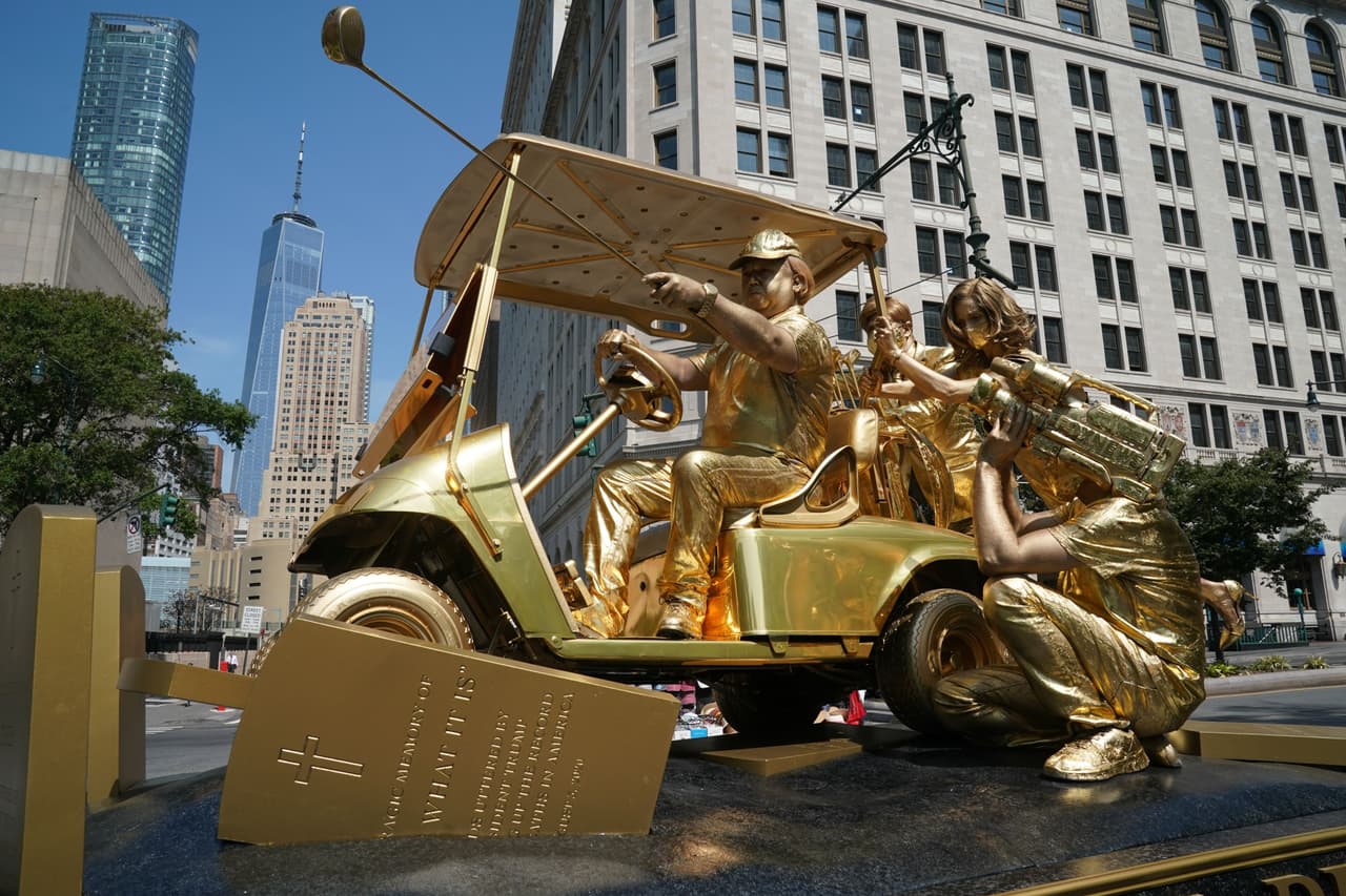 The Final Push fue creada por un colectivo de artistas que se autodenomina The Trump Statue Initiative