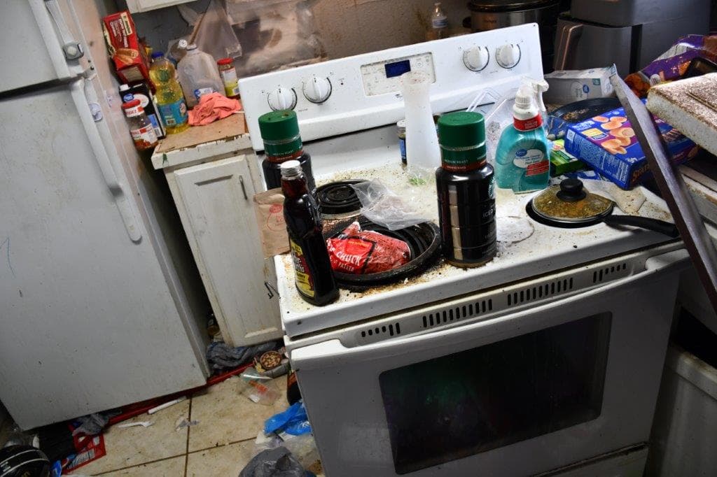 La Oficina del Alguacil del condado de Bexar entró al apartamento donde vivían los niños, de 2 a 13 años, porque los vecinos informaron de un olor maloliente.