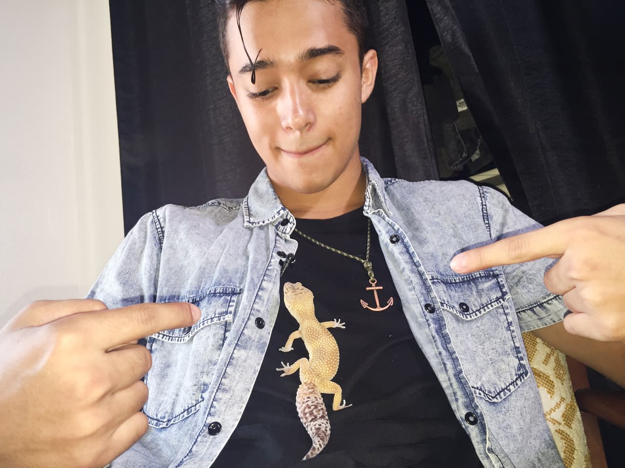 Joel nos dio acceso exclusivo a su casa. Conocimos a sus mascotas, a su familia y hasta a un pequeño lizard que stole our heart.