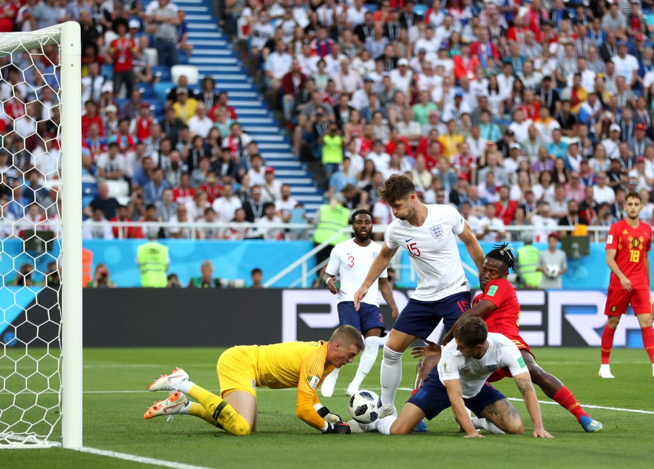 La primera opción del partido la tuvo Bélgica en un enredo de los defensores británicos en esta jugada.