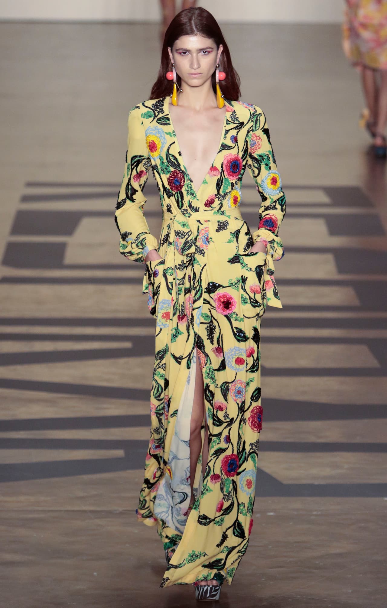 Los colores cálidos como el rosa, el 'baby blue' o el amarillo pueden ser los tonos de fondo ideales para tu vibrante entramado botánico. Arriésgate a llevar contraste y a hacer que el fucsia y el azul conversen con el verde y el crema.