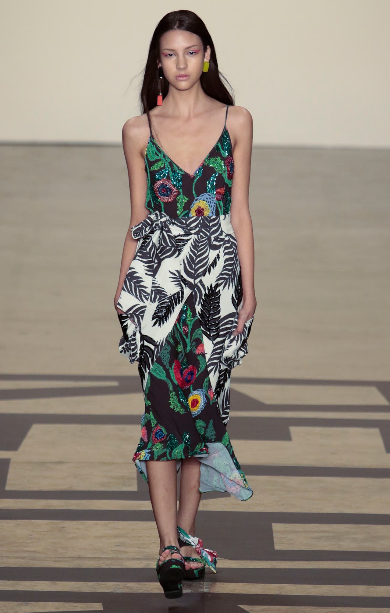 Disonancia. Esa será la palabra favorita de las más arriesgadas y de las que más conocimiento de moda tengan. Porque lejos de lo que decían las abuelas, es el momento de hacer que nada combine con nada.