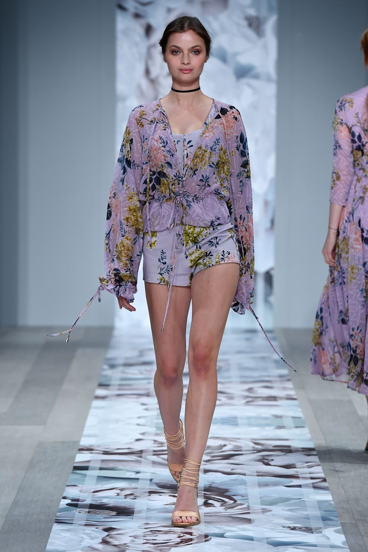 El estampado floral (o 'floral pattern') no es exclusivo de los vestidos. Puedes optar por un traje de camisa y mini shorts en un mismo estampado.