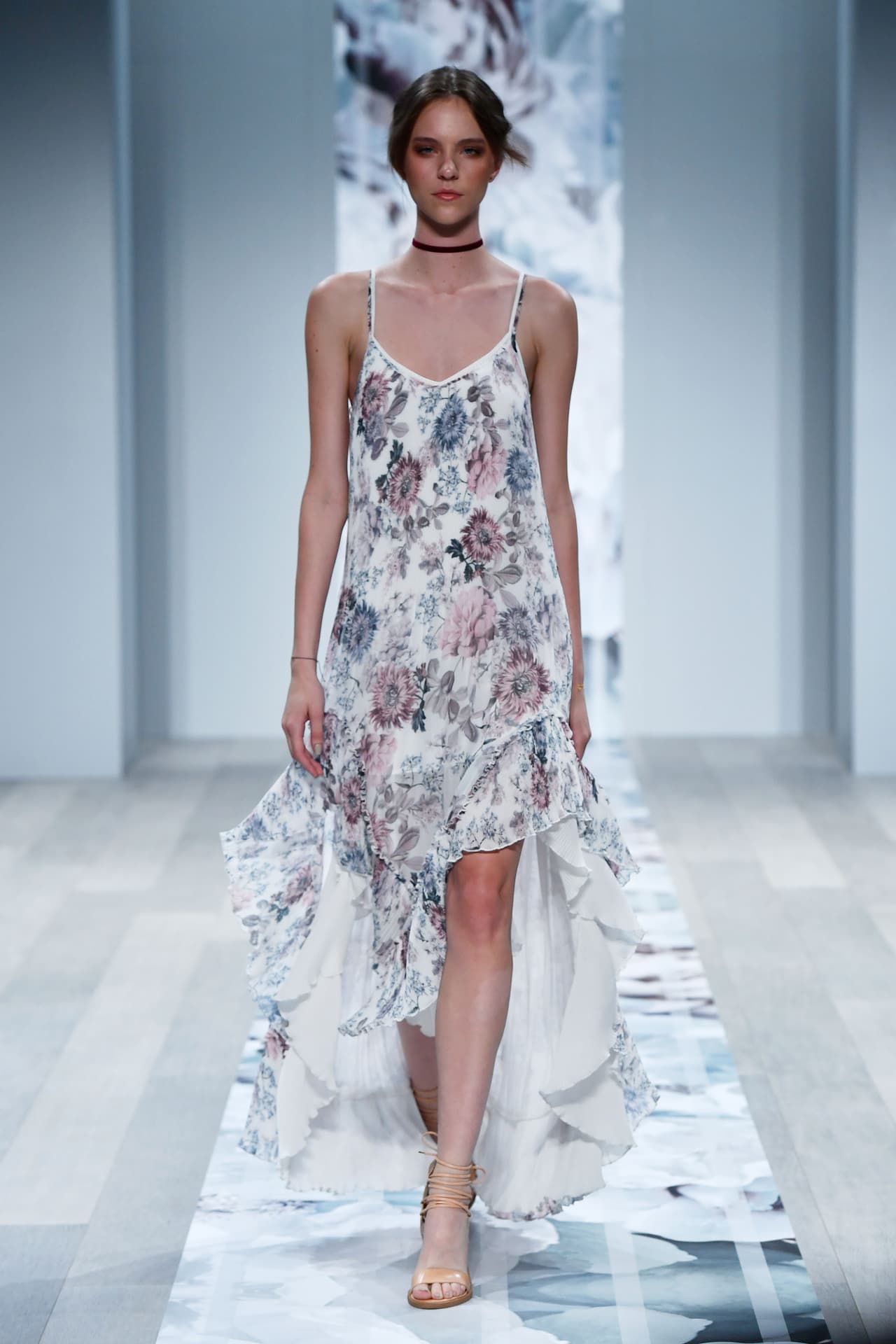 Los vestidos cortos, de cola larga salieron de las alfombras rojas y se hicieron más reales y usables. Lo mejor es buscar tonos claros y telas con buena caída para que resalten aún más la sensación de movimiento.