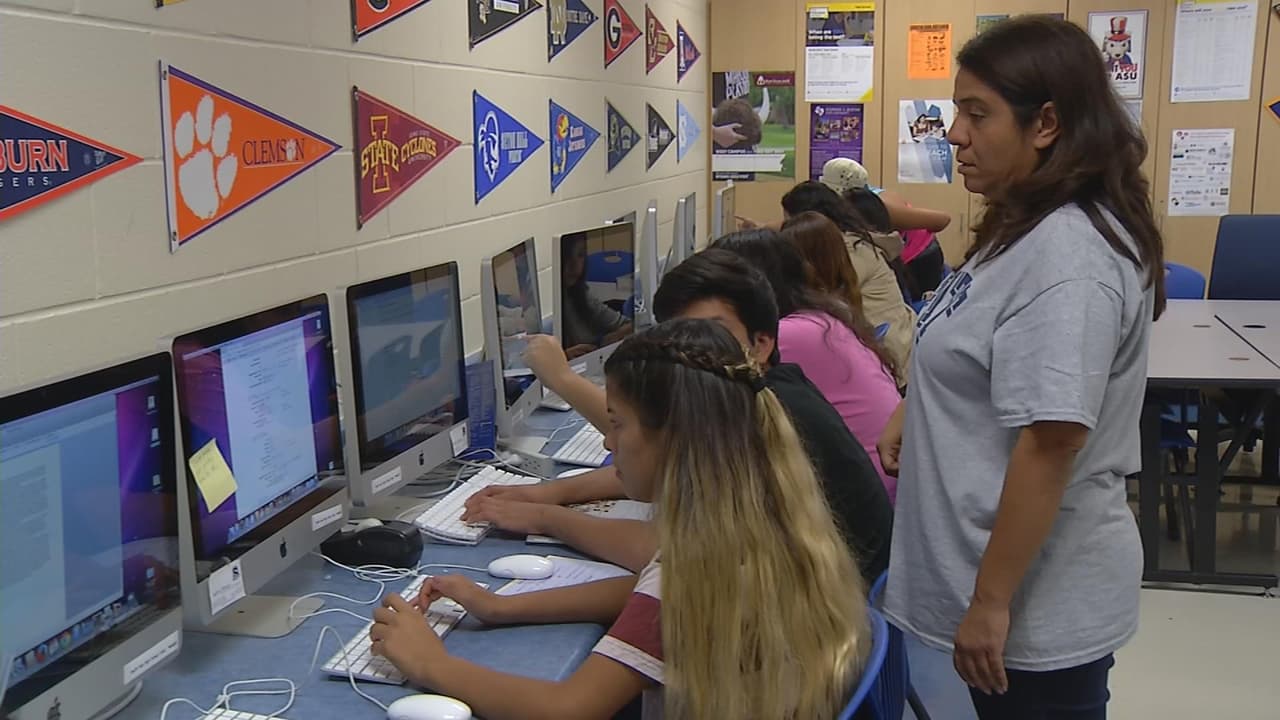Cassandra durante una de sus clases en la secundaria de San Antonio donde cursa el último año.