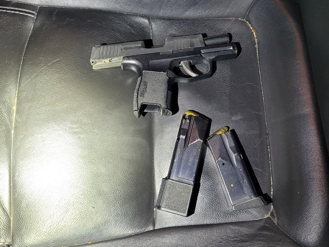 Cerca de Elfrida, Arizona, agentes de la estación Douglas detuvieron un sedán, en el que encontraron un arma y pequeñas cantidades de metanfetamina y fentanilo.