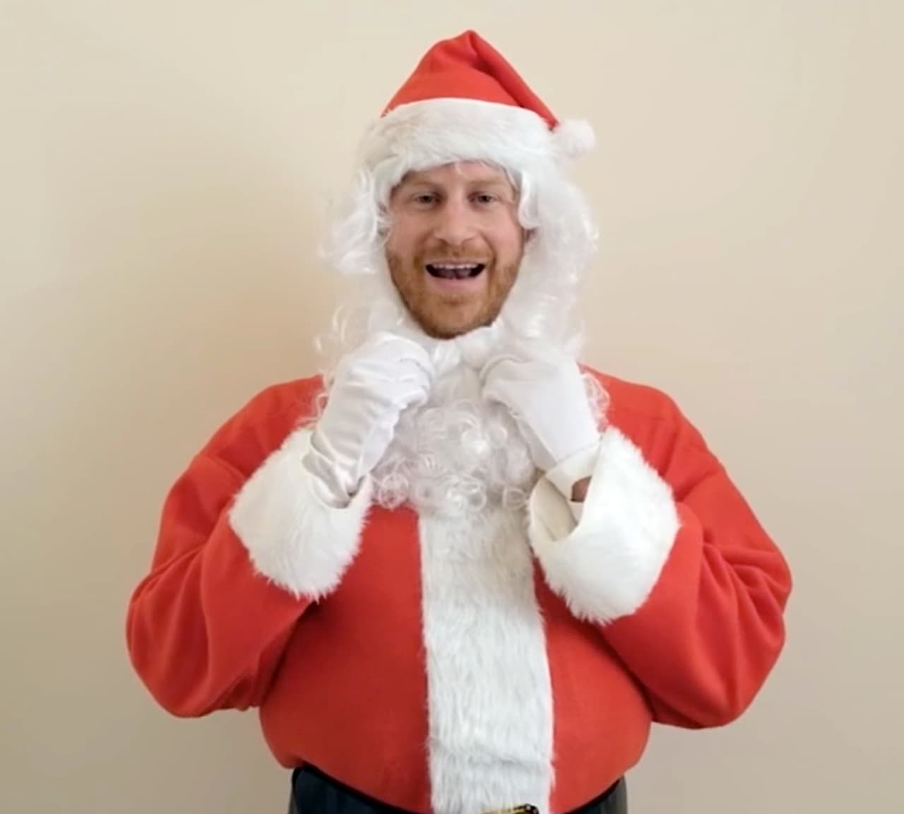 Lo hicieron para desearle al mundo una feliz Navidad en la víspera de Nochebuena a través de una postal que compartieron en la cuenta de Twitter de 
<b><a href="https://www.queenscommonwealthtrust.org/" target="_blank">The Queen's Commonwealth Trust</a></b>, una organización que agrupa a jóvenes considerados agentes de cambio. El príncipe Harry es el presidente de dicha institución, mientras que su esposa es la vice presidenta.