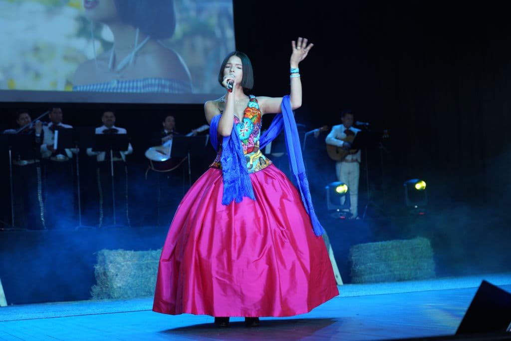 <a href="https://www.univision.com/musica/angela-aguilar-gira-mexicana-enamorada-estados-unidos">Ángela Aguilar es una 'Mexicana Enamorada'</a> de sus raíces, y eso lo demuestra al llevar con orgullo vestidos típicos mexicanos, imponiéndoles su propio estilo.