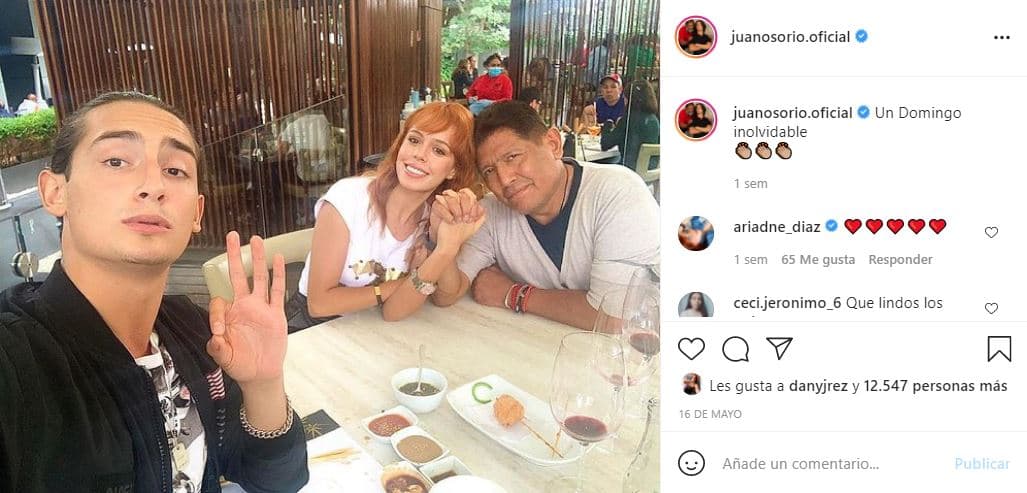 Además de padre e hijo, en la imagen también aparece una joven, a quien el productor está tomando de la mano.