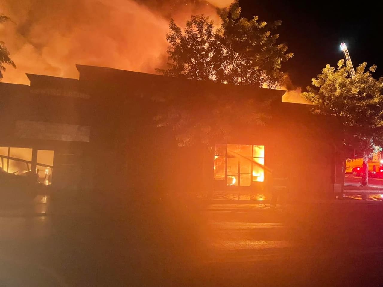 Las llamas consumieron 4 tiendas comerciales en la intersección de Honolulu y Elmwood, en la ciudad de Lindsay.