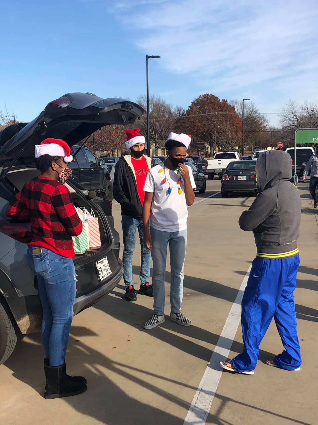 A través de donaciones y usando su propio dinero, el joven alegró la Navidad y regaló sonrisas a varios niños.
<br>