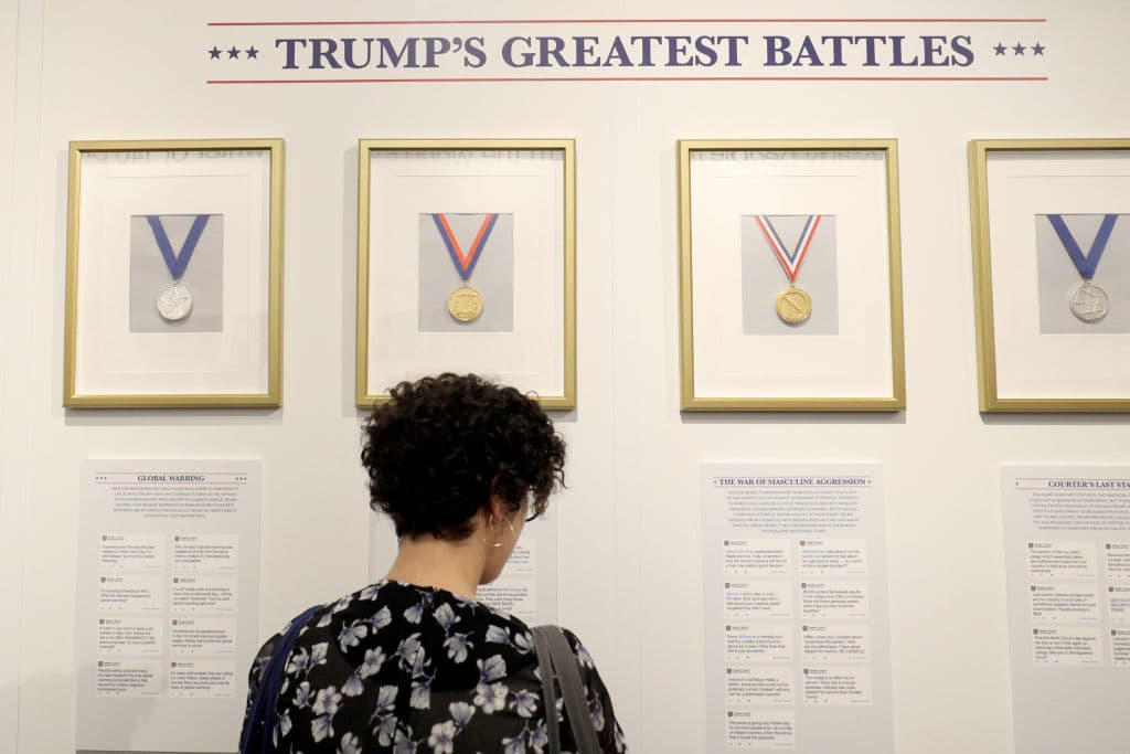 Además de la sección dedicada a los tuits sobre Obama, el Daily Show destinó una a la que llamó 'Las grandes batallas de Trump'. Incluso le colgó una 'medalla de honor' a cada una de ellas. (Drew Angerer/Getty Images)