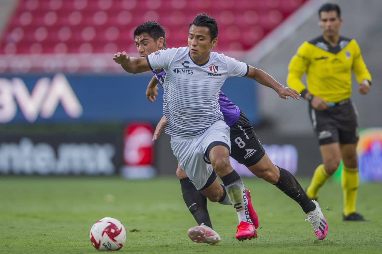 El partido comienza a trabarse un poco con faltas en el medio campo de ambos equipos.