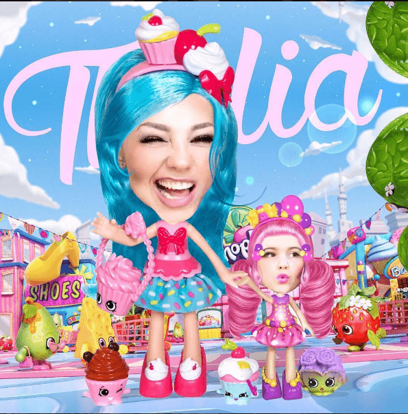 ¡Qué divertida! Ella solita también se crea imágenes sacadas de historias irreales y cuentos de princesas.