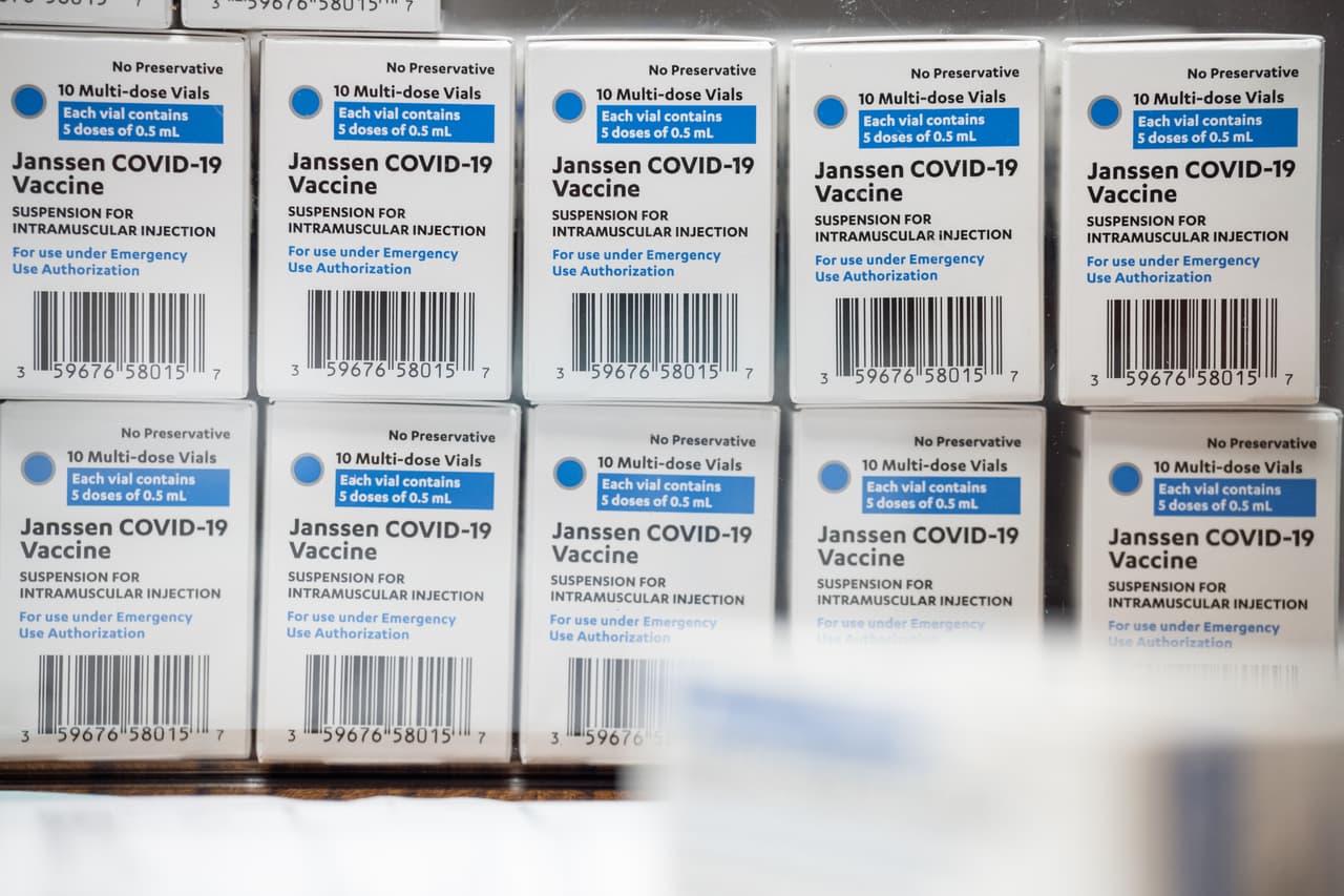 Las agencias federales indican la decisión es como una
<a href="https://www.univision.com/local/san-antonio-kwex/wellmed-suspende-la-administracion-de-vacuna-johnson-johnson-san-antonio">"precaución después de que seis mujeres en los Estados Unidos desarrollaran un trastorno poco común de la coagulación de la sangre"</a>.