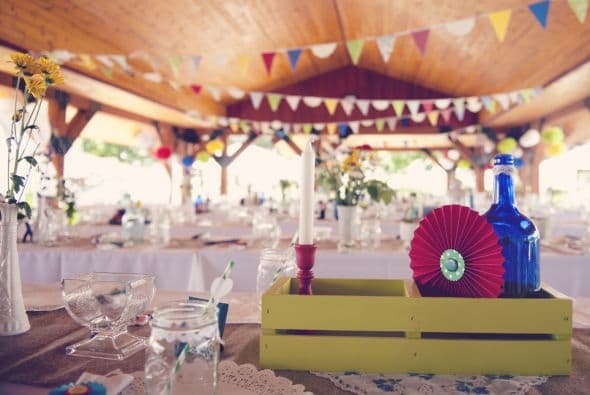 Banderines. Tres buenas razones para incluirlos: son fáciles de conseguir, de colocar y su sola presencia grita “aquí hay fiesta”.