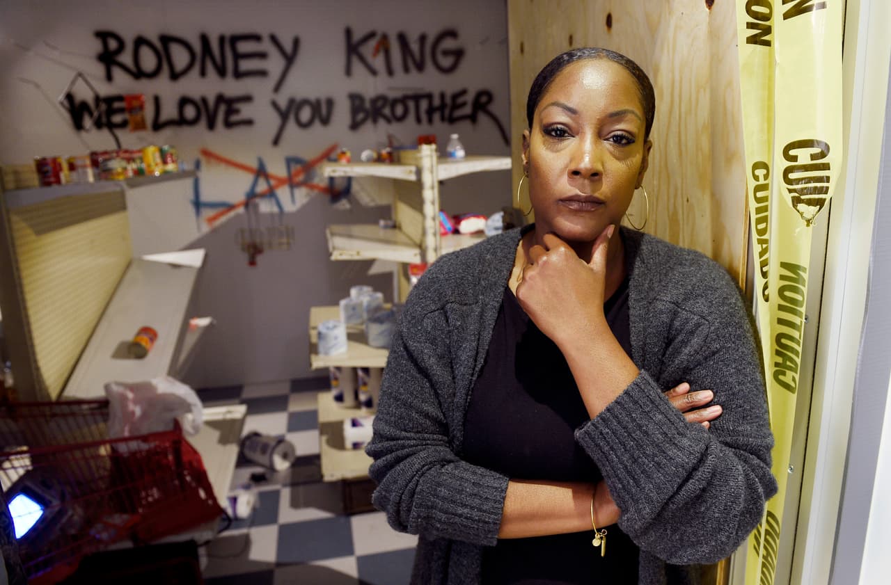 Katynja McCory, la directora de la exhibición de arte “Re-imagine Justice” (re-imagina la justicia), tenía 13 años en 1992 y dijo que los disturbios marcaron el fin de su inocencia infantil. En ese entonces su madre le ordenó que se lanzara al suelo para evitar que la alcanzara una bala perdida, recordó.