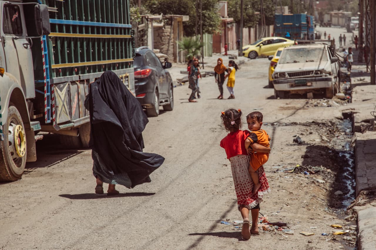 "Una pequeña lleva en brazos a un niño por una calle llena de escombros, es una escena cotidiana en Mosul”, dijo Argueta a Univision.