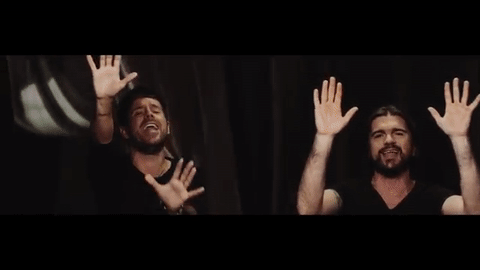 <b>TU ENEMIGO - PABLO LÓPEZ Y JUANES</b>
<br>Este emotivo dueto lleva cerca de 40 millones de visitas en Vevo y YouTube.
<br>¿Cuál de ellos es tu video favorito y cuál crees que deba ganar el 
<a href="http://www.univision.com/especiales/premio-lo-nuestro">Premio Lo Nuestro</a>?