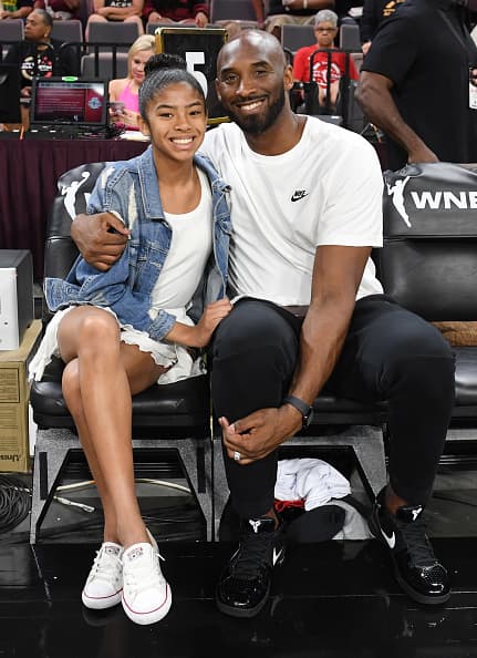 Gianna Bryant junto a su padre Kobe Bryant en
<a href="https://www.univision.com/deportes/basquetbol/una-jugadora-de-origen-latino-es-la-nueva-lider-encestadora-en-la-historia-de-la-wnba">el juego de las estrellas de la WNBA </a>e n julio de 2019 en Las Vegas.