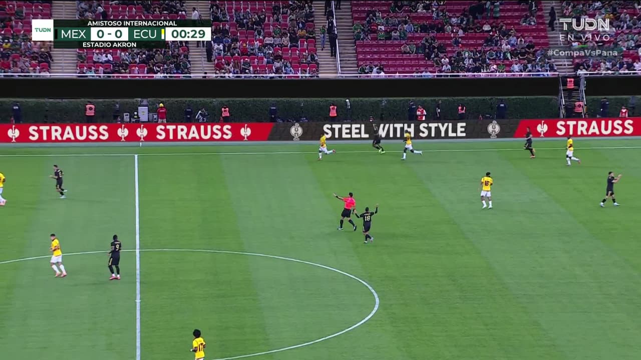 Arranca el partido y la pelota está en juego.