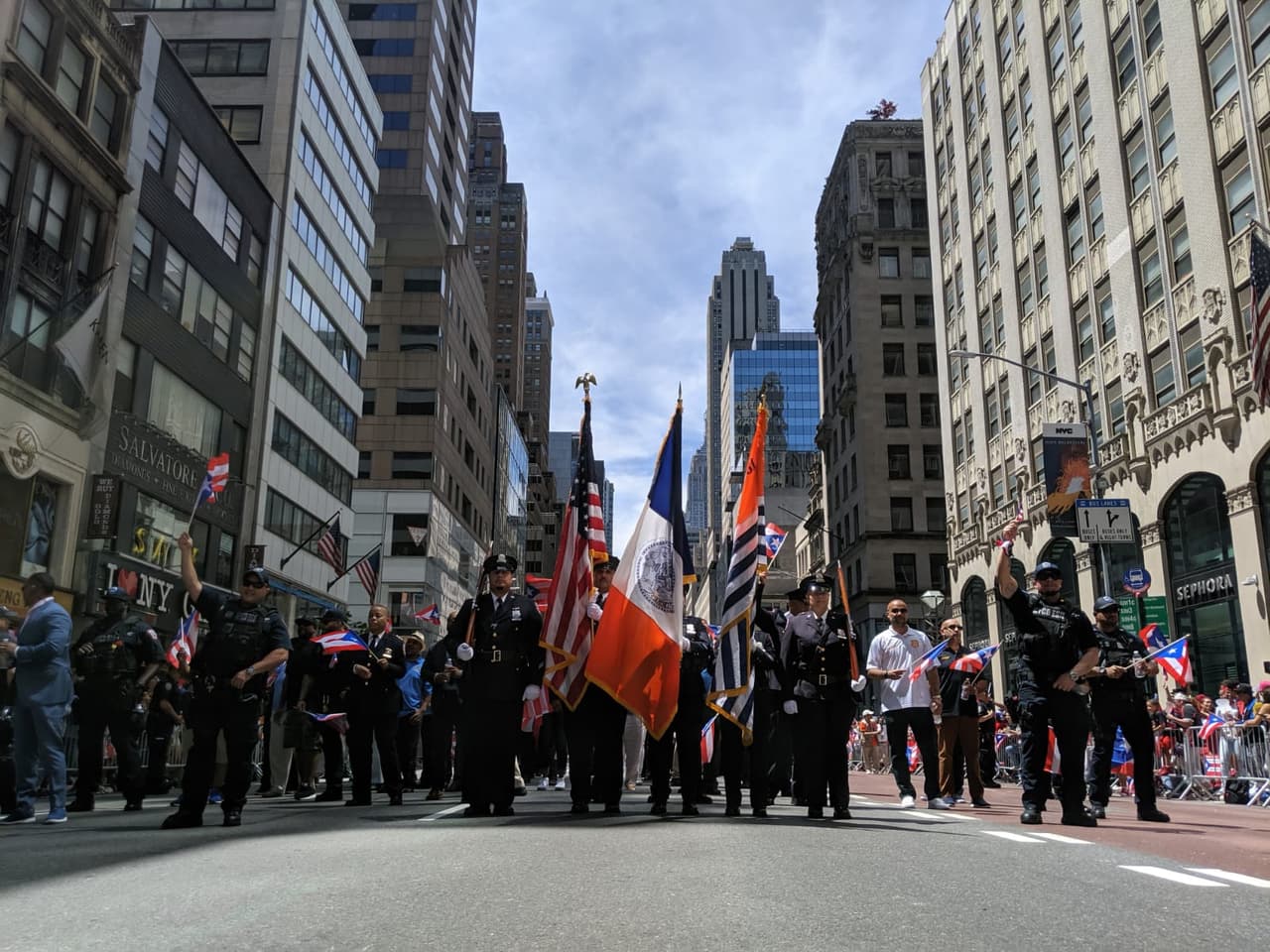 Puertorriqueño atienden el National Puerto Rican Day Parade sobre la 5ta avenida en Manhattan el 9 de junio de 2019.
