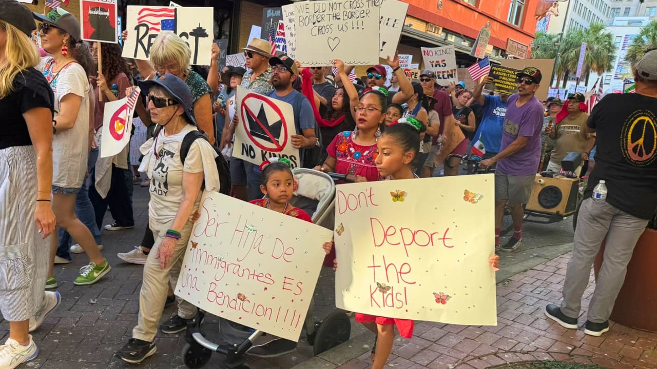 Familias inmigrantes, entre pancartas y consignas, pidieron apoyo y respeto.