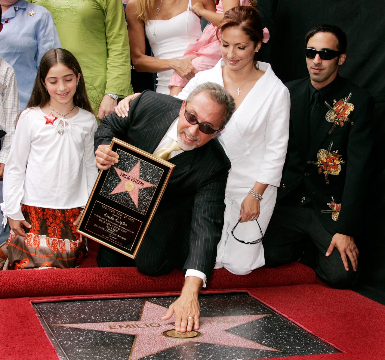 <b>Gloria y Emilio Estefan</b>: ambos recibieron su propia estrella en el paseo de la fama. 
<b>Gloria</b> en el 1983, mientras que 
<b>Emilio</b> en el 2005.
