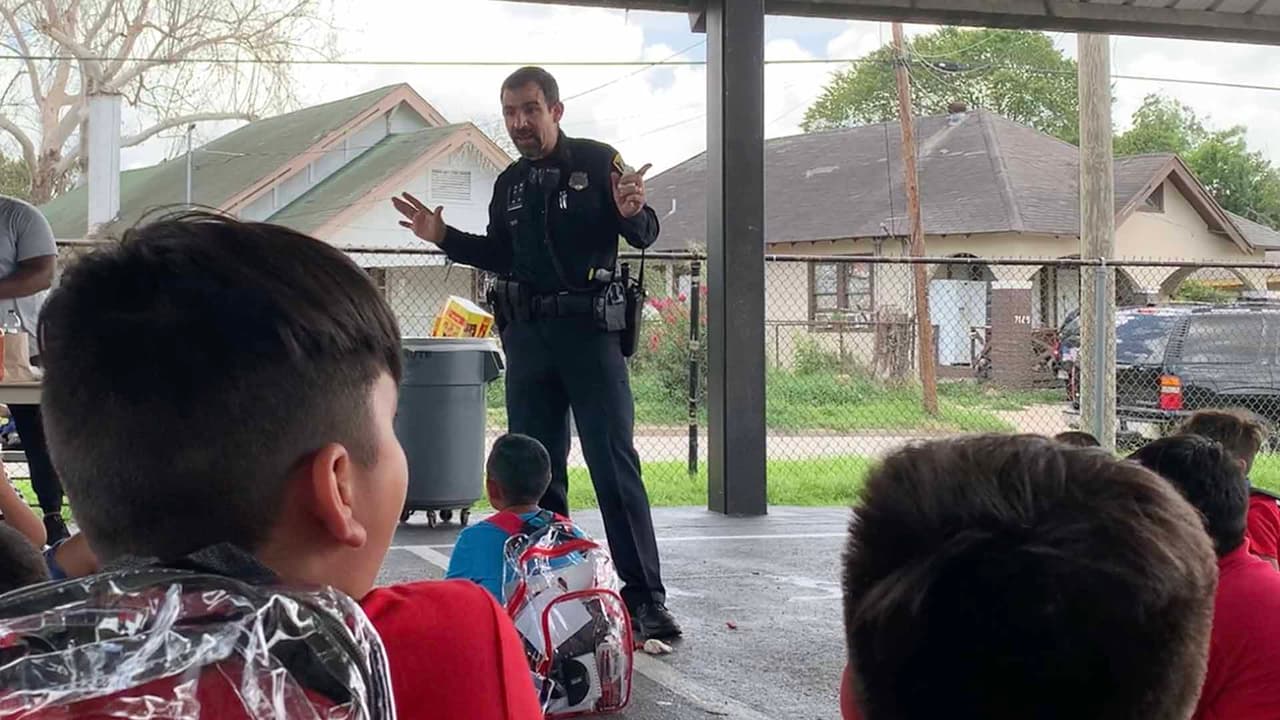 “Los niños deben de entender que tienen que hacer caso de sus maestros porque ellos son los que están capacitados para actuar ante una situación de esta naturaleza”, comentó el oficial Robles.
