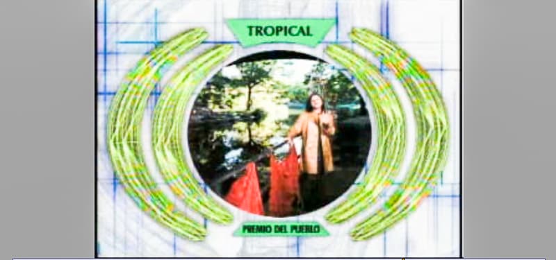 El Premio del Pueblo Tropical fue para Elvis Crespo, sin embargo el no pudo estar presente para recogerlo.