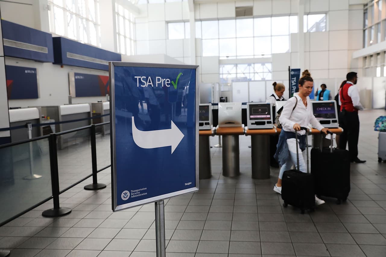 Un anciano furioso paralizó una terminal en LaGuardia porque le querían cobrar por el equipaje