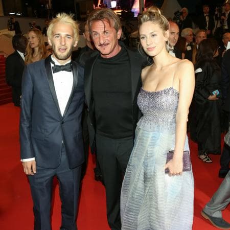 Aquí vemos a Sean Penn con su hijo Hopper y su hija Dylan, que ya son adultos.
<br>
