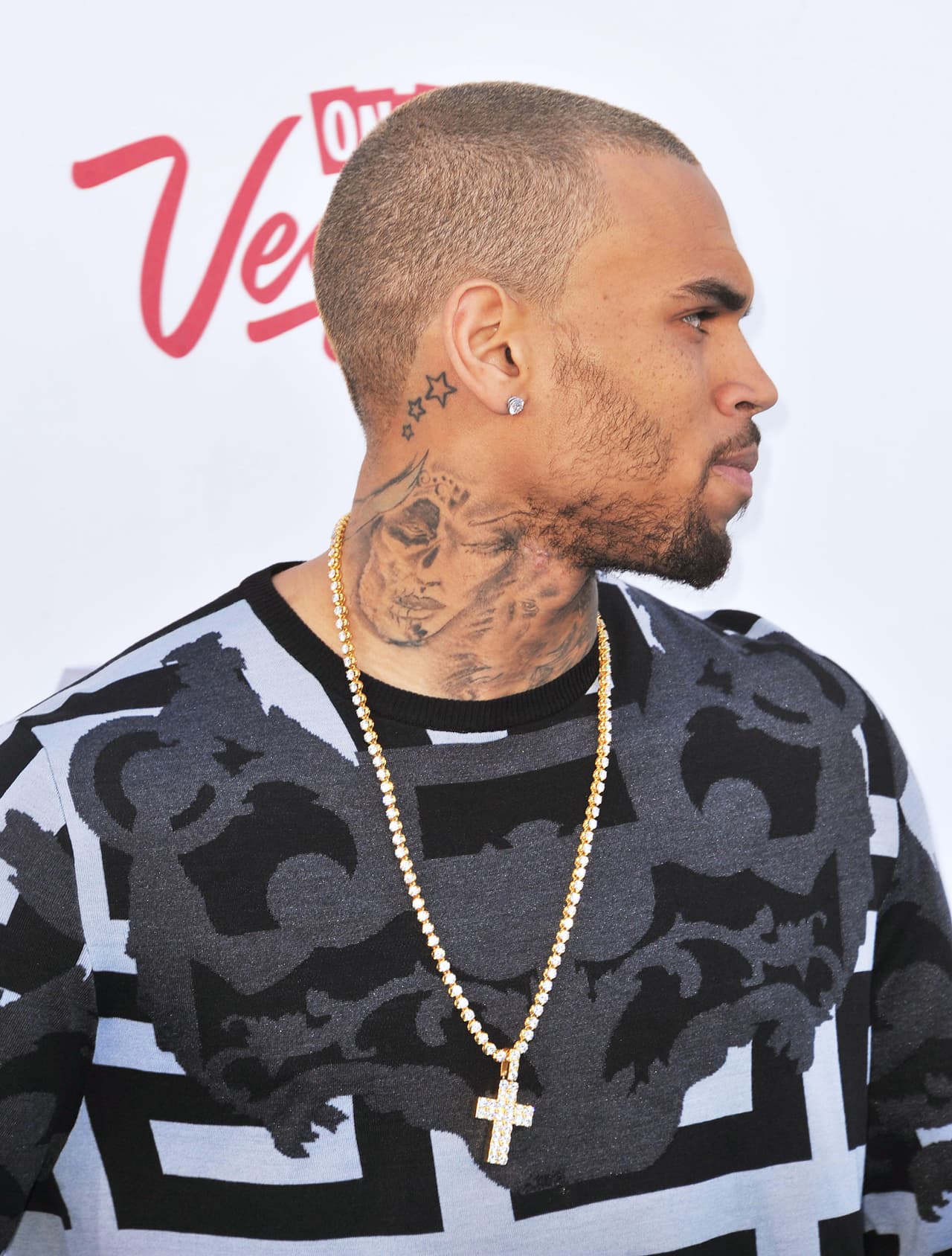 Su intensa relación quedó grabada en su piel. Los cantantes se tatuaron estrellas, él detrás de la oreja.